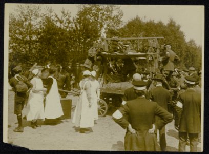 EHBO demonstratie met burgers, padvinders en paard en wagen., Bestanddeelnr 158-1255