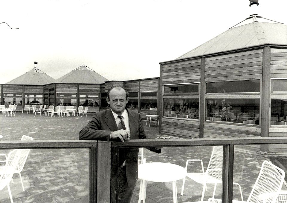 Eigenaar Dhr. Doodeman voor het nieuwe Parnassia. Aangekocht in 1981 van United Photos de Boer bv. - Negatiefnummer 54-19548 k 33 a. - Gepubliceerd in het Haarlems Dagblad van 15-07-1980. Identificati