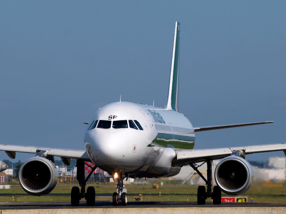 EI-DSF Alitalia Airbus A320-216 - cn 3080 taxiing 18july2013 pic-002