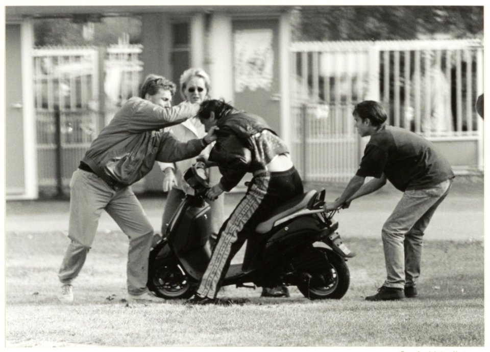 Eigenaar verijdelt diefstal bromscooter. Honkbalwedstrijd DSS-ADO door commotie even onderbroken. NL-HlmNHA 54037220 01