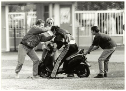 Eigenaar verijdelt diefstal bromscooter. Honkbalwedstrijd DSS-ADO door commotie even onderbroken. NL-HlmNHA 54037220 01