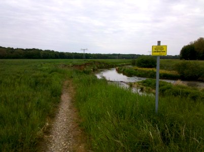 Ehemaliger Elsterradweg am Ufer der Weißen Elster bei Pegau - Hinweisschild Lebensgefahr am Uferabbruch im Mai 2016