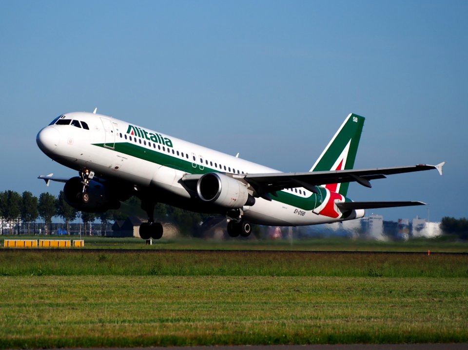 EI-DSB Alitalia Airbus A320-216 takeoff from Schiphol (AMS - EHAM), The Netherlands, 11june2014, pic-1