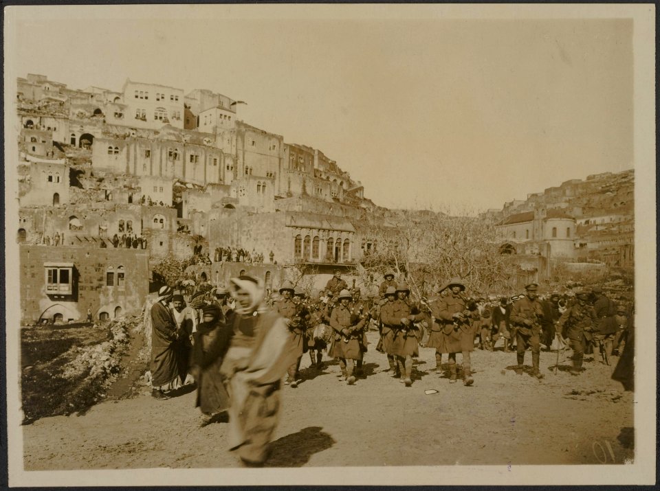 Egyptian official photograph. London Scottish marching through Es Salt., Bestanddeelnr 158-1913