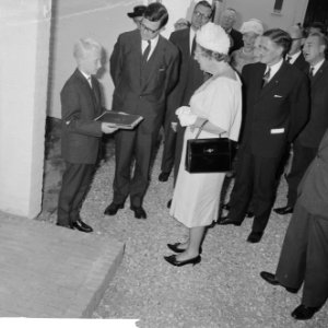 Egon Spaargaren geeft koningin Juliana de sleutel om gebouw te openen, Bestanddeelnr 916-5881