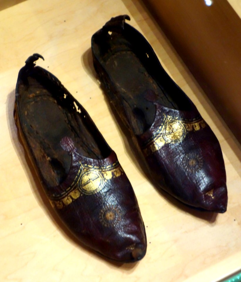 Egyptian shoes, 4th century AD, red leather with gilded embellishment - Bata Shoe Museum - DSC00210