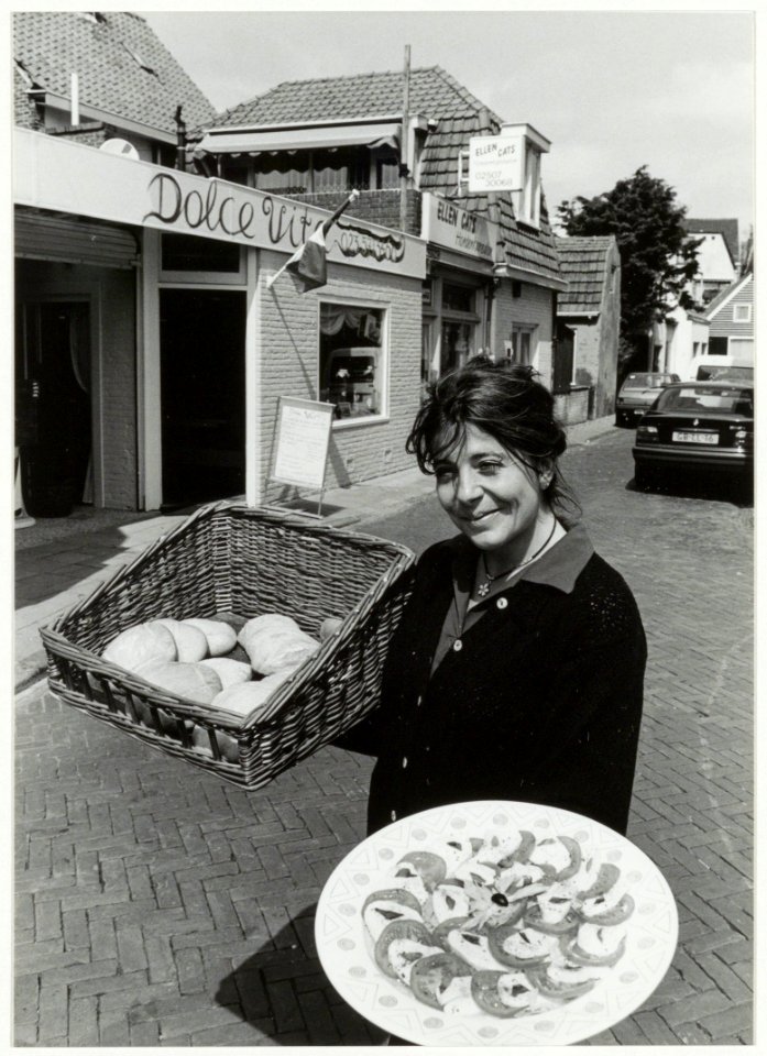 Eigenares Kiki Bova voor Dolce Vita, haar delicatessenwinkel in Italiaanse gerechten aan de Haltestraat 51. NL-HlmNHA 54037341