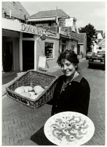 Eigenares Kiki Bova voor Dolce Vita, haar delicatessenwinkel in Italiaanse gerechten aan de Haltestraat 51. NL-HlmNHA 54037341
