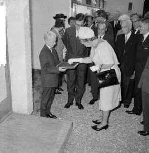 Egon Spaargaren geeft koningin Juliana de sleutel om gebouw te openen, Bestanddeelnr 916-5879