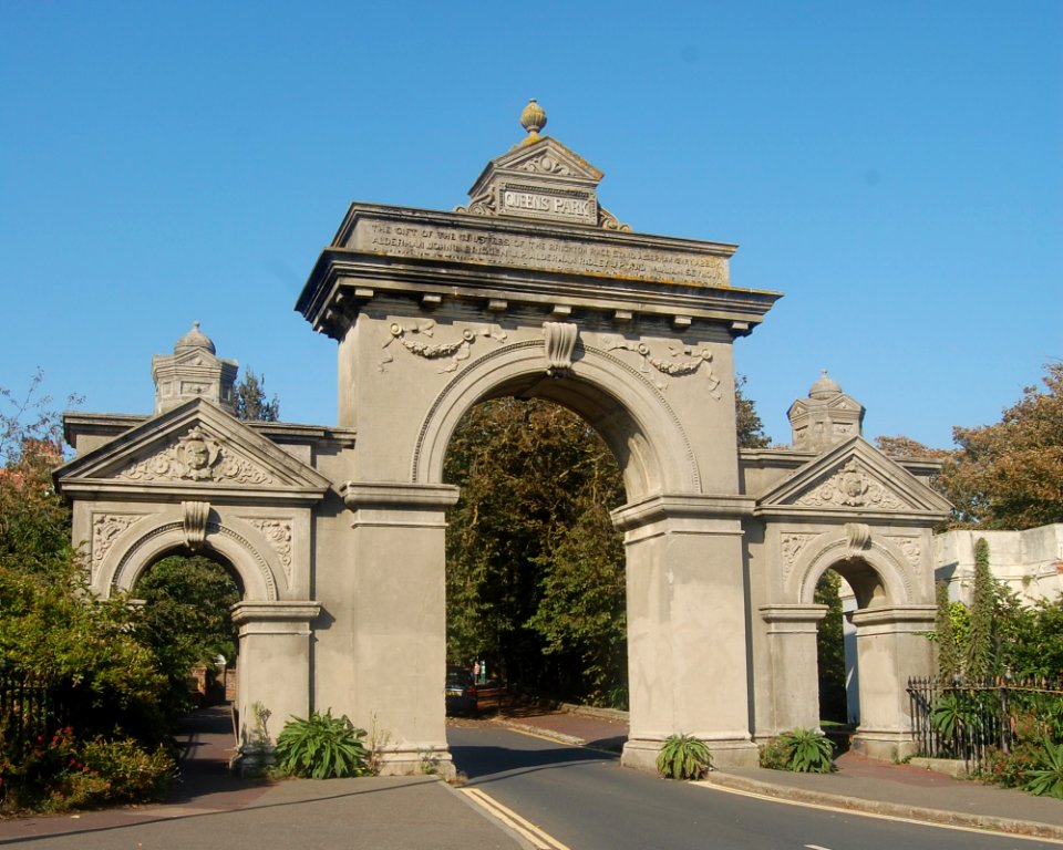 Egremont Gate, Egremont Place, Queen's Park, Brighton (NHLE Code 1380496) (August 2019) (1)