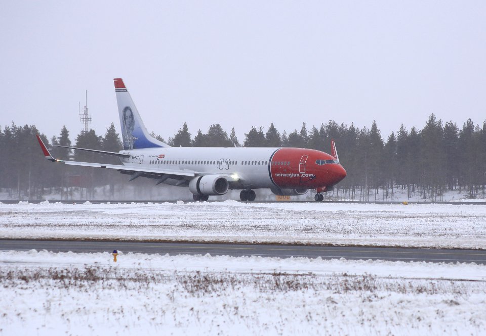 EI-FJT Oulu Airport 20170411 01