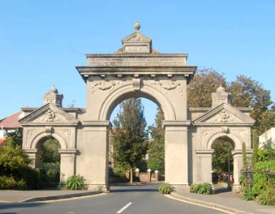 Egremont Gate, Egremont Place, Queen's Park, Brighton (NHLE Code 1380496) (August 2019) (2)