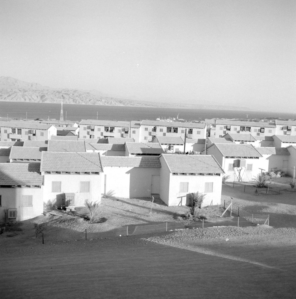 Eilath. Uitzicht op een nieuwe woonwijk en op de Golf van Akaba met het gebergte, Bestanddeelnr 255-3586
