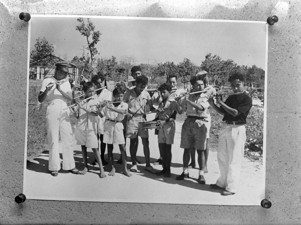 Eiland Boeroe muziekgroep met dwarsfluiten, Bestanddeelnr 901-5489