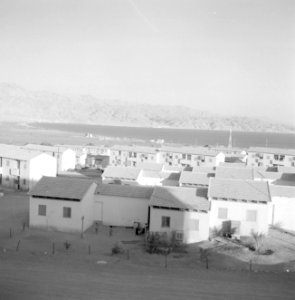Eilath Uitzicht op een nieuwe woonwijk en op de Golf van Akaba met het gebergte, Bestanddeelnr 255-3584 photo
