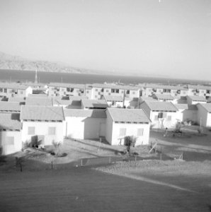 Eilath. Uitzicht op een nieuwe woonwijk en op de Golf van Akaba met het gebergte, Bestanddeelnr 255-3587