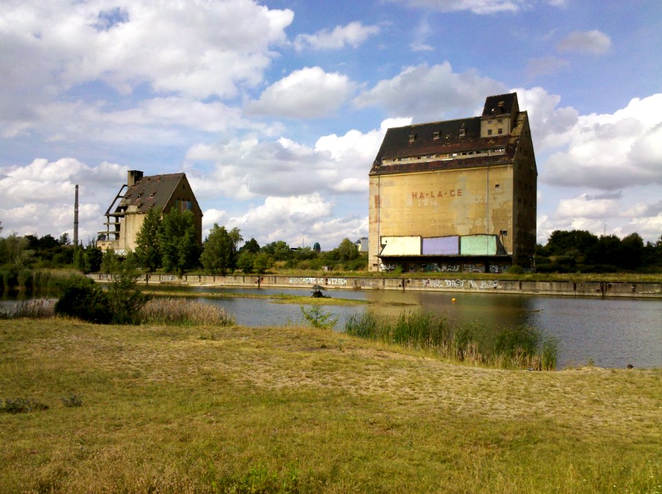 Ehemaliger Getreidespeicher am Lindenauer Hafen mit Graffitiverzierungen im Juli 2016