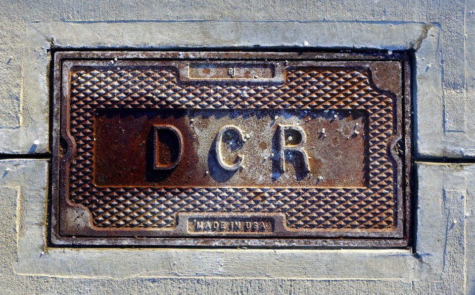 Ej DCR Made in USA street hole cover - Beacon Hill - Boston, MA - DSC02353