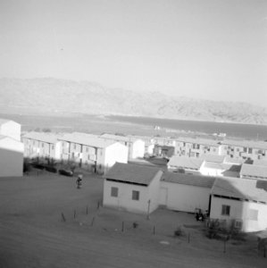 Eilath Uitzicht op een nieuwe woonwijk en op de Golf van Akaba met het gebergte, Bestanddeelnr 255-3583 photo