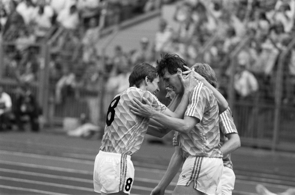 EK voetbal in West Duitsland Engeland tegen Nederland 1-3 Marco van Basten om, Bestanddeelnr 934-2661