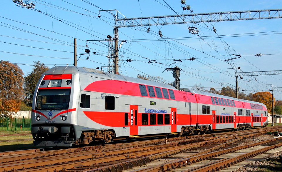 EJ575-007, Литва, Вильнюсский уезд, станция Лянтварис (Trainpix 113966) (cropped)
