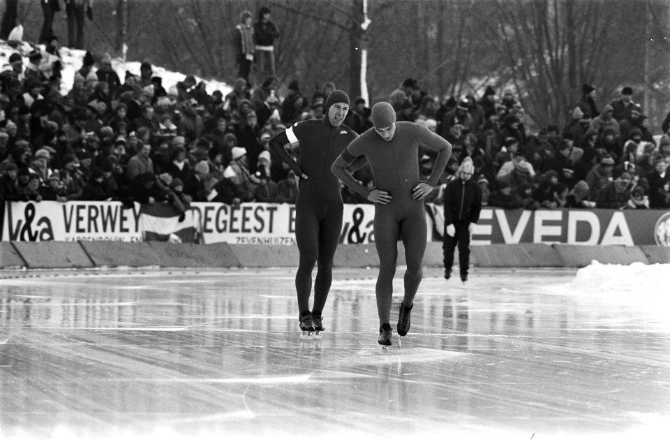 EK schaatsen Deventer Jan Egil Storholt (l) en Hilbert van der Duim na de 500 m, Bestanddeelnr 930-0814
