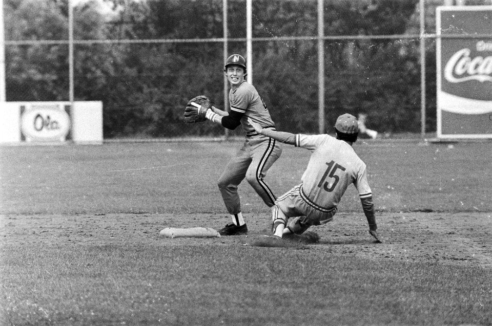 EK honkbal in Haarlem Nederland tegen Belgie Don Wedman (l) maakt Castillo uit , Bestanddeelnr 929-2804