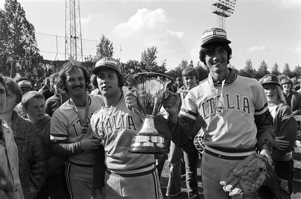 EK honkbal in Haarlem, Italie tegen Nederland 1-0, Italiaanse spelers met beker, Bestanddeelnr 929-2883