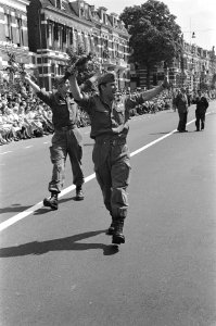 Einde Vierdaagse Nijmegen Twee juichende militairen komen binnen, Bestanddeelnr 915-3838