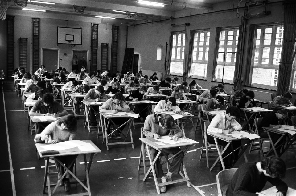 Eindexamens Atheneum en Gymnasium tijdens het schriftelijk eindexamen op de Be, Bestanddeelnr 930-2347