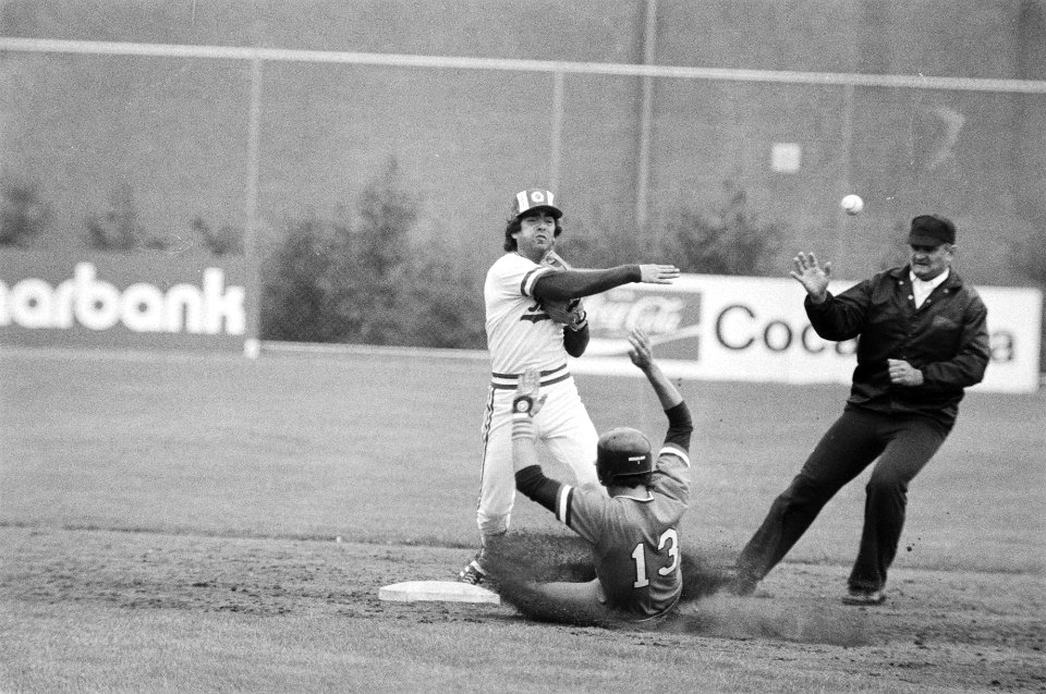 EK honkbal in Haarlem Nederland tegen Italie Nederlander Smit (no. 13) gaat uit, Bestanddeelnr 931-5856