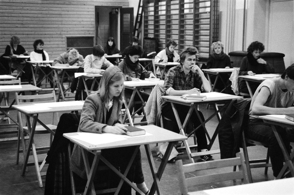 Eindexamens vanochtend begonnen. Leerlingen tijdens het examen. Overzicht, Bestanddeelnr 932-1293