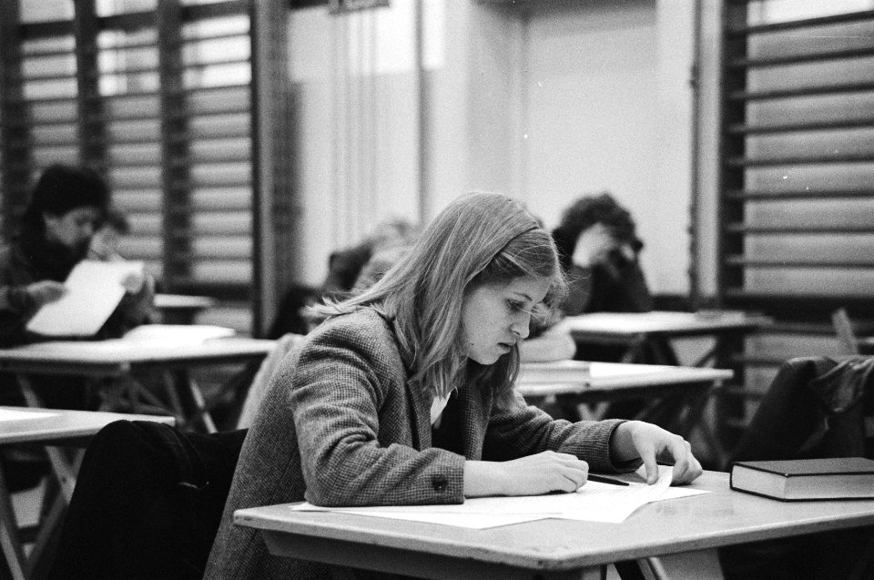 Eindexamens vanochtend begonnen. Leerling tijdens examens in Barlaeusgymnasium, Bestanddeelnr 932-1291
