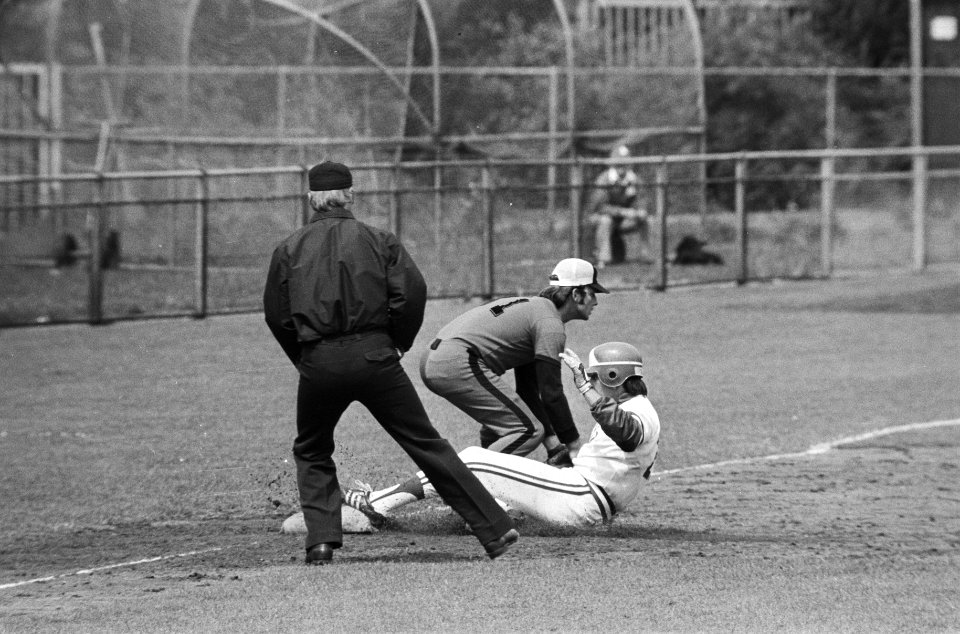 EK honkbal in Haarlem Belgie tegen Italie Alieri (Italie bereikt 3e honk, Hemme, Bestanddeelnr 929-2831