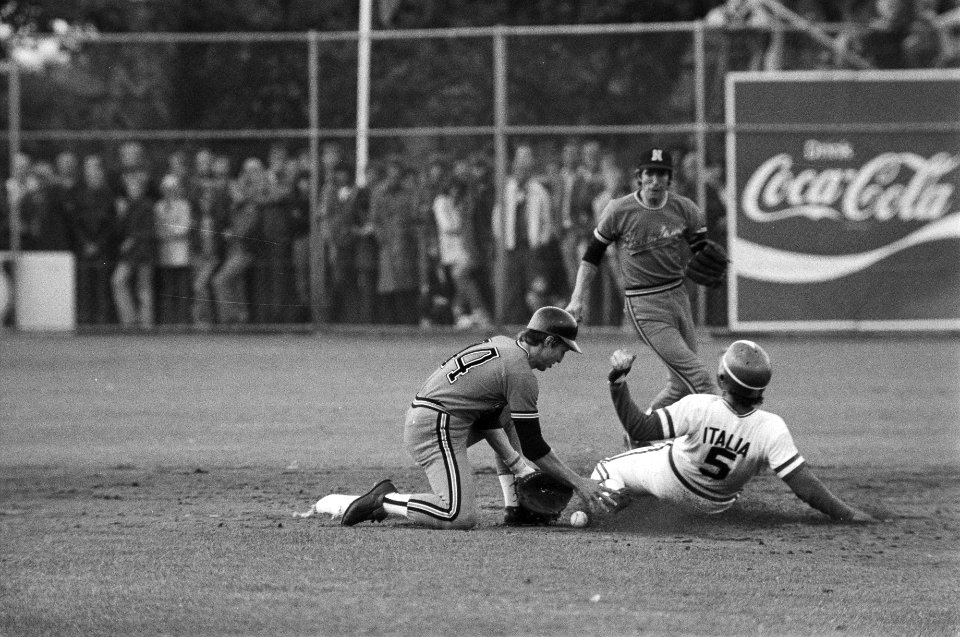 EK honkbal Haarlem, Nederland tegen Italie Ciccone (Italie) steelt met slicking, Bestanddeelnr 929-2846