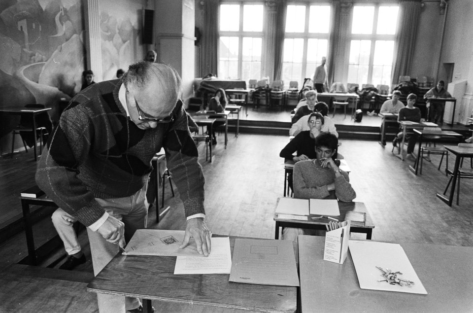 Eindexamens middelbare school de rector opent de enveloppe met opgaven op het B, Bestanddeelnr 933-3073