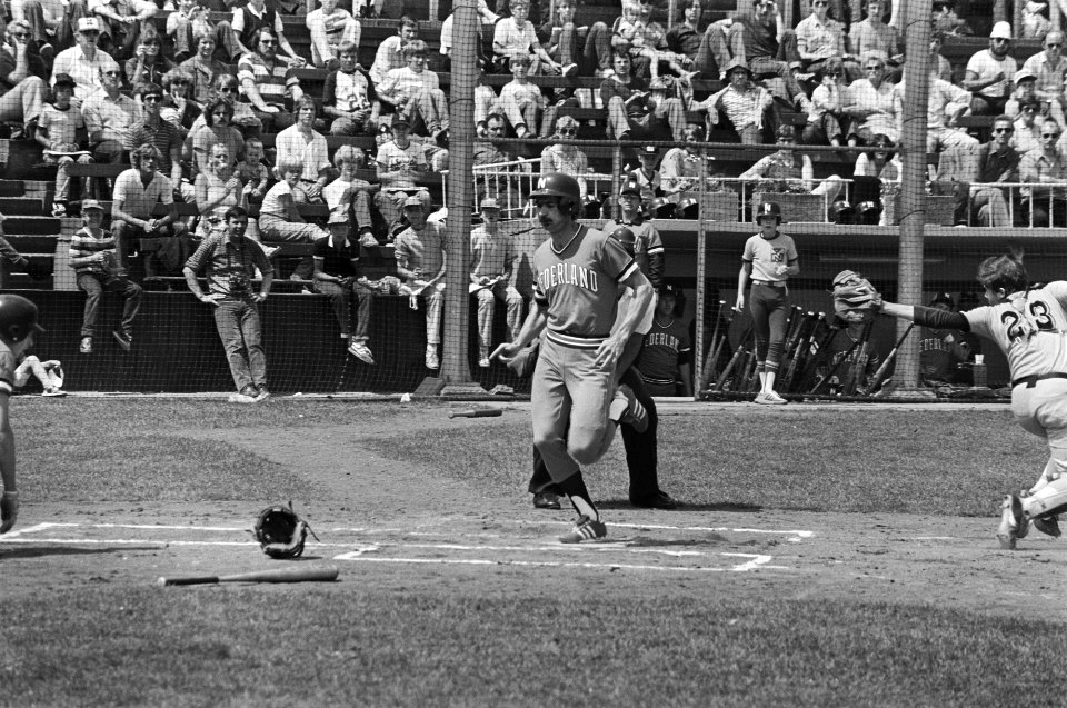EK honkbal in Haarlem Nederland tegen Belgie Nederlander Don Wedman scoort voor, Bestanddeelnr 931-5870