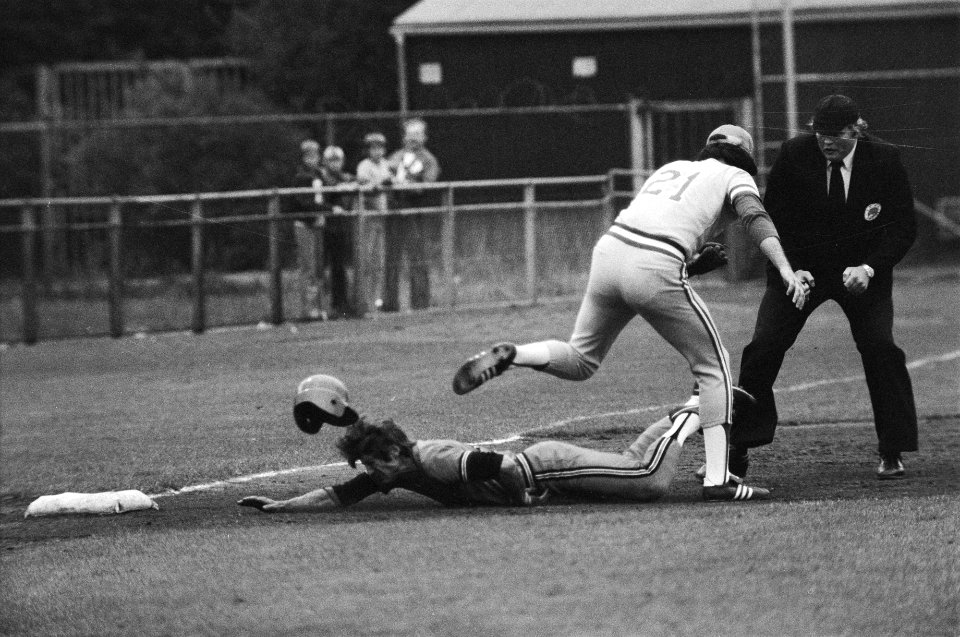 EK honkbal in Haarlem, Nederland tegen Italie Arnold Smith (l) van Nederland ga, Bestanddeelnr 929-2871