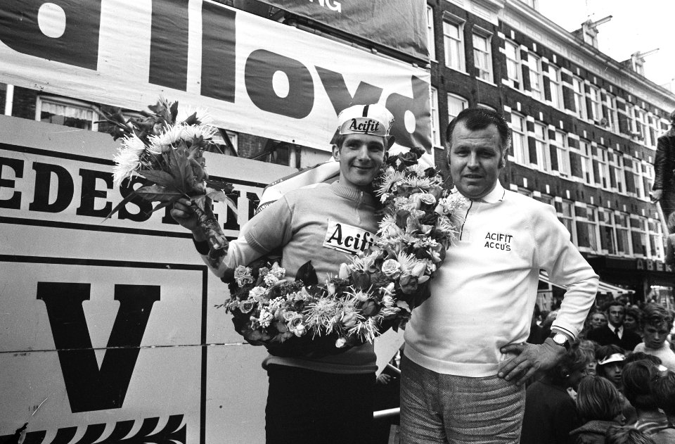 Eindwinnaar Cees Priem met ploegleider Piet Liebregts (r), Bestanddeelnr 924-5495