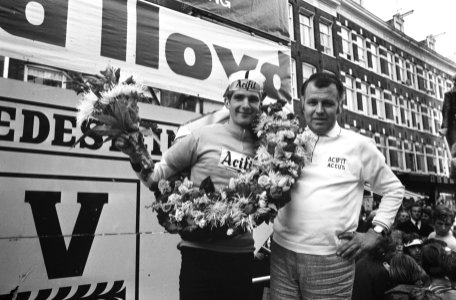 Eindwinnaar Cees Priem met ploegleider Piet Liebregts (r), Bestanddeelnr 924-5495