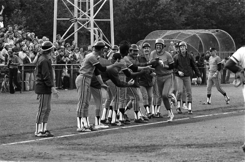 EK honkbal Haarlem, Nederland tegen Italie Eygendaal wordt bejubeld na home-run, Bestanddeelnr 929-2847