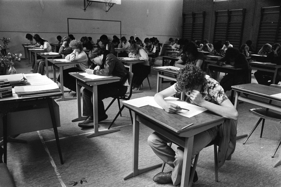 Eindexamen MAVO (Van Houweningenschool), leerlingen maken de examens in de gymza, Bestanddeelnr 929-7326
