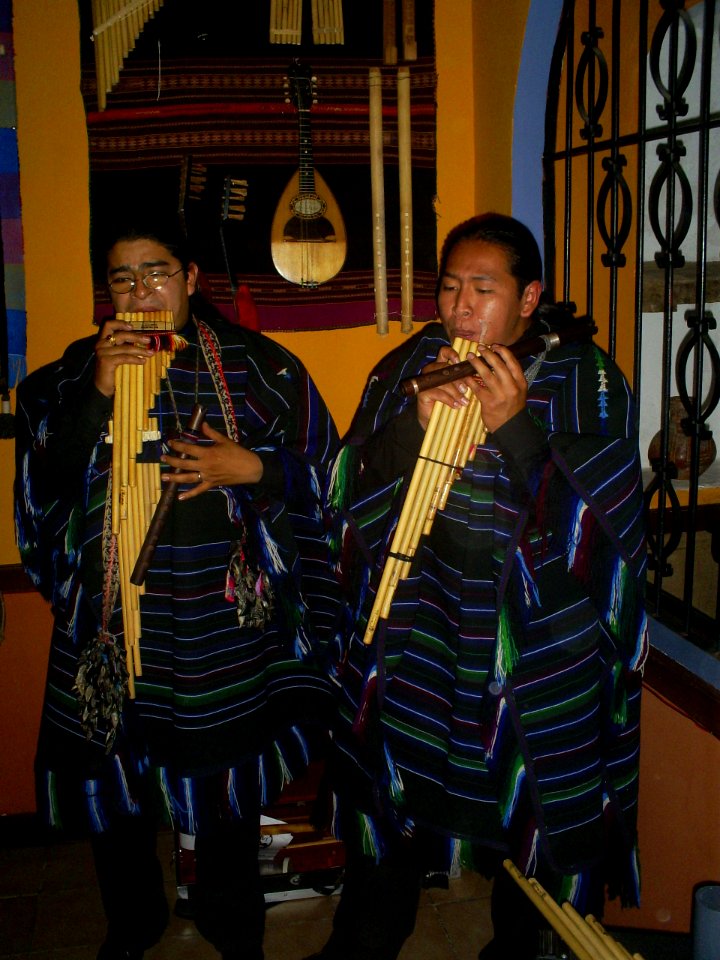 Ejecucion del Siku por indigenas de Bolivia
