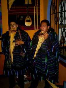 Ejecucion del Siku por indigenas de Bolivia
