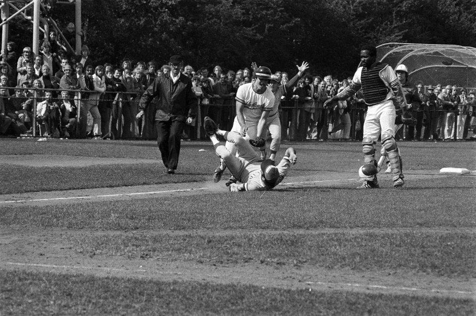 EK honkbal in Haarlem, Italie tegen Nederland 1-0, Horema in duel met Italiaan S, Bestanddeelnr 929-2882