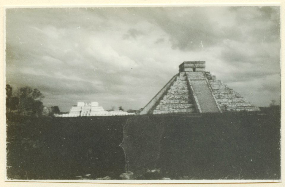 El Castillo , den centrala pyramiden. T. v. krigarens tempel - SMVK - 0307.f.0015