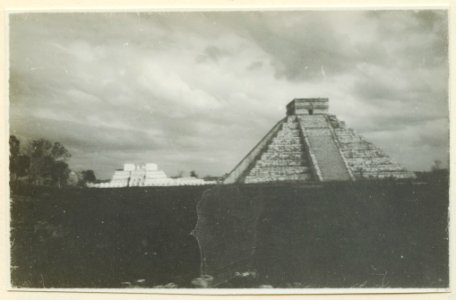 El Castillo , den centrala pyramiden. T. v. krigarens tempel - SMVK - 0307.f.0015