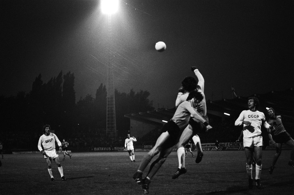 EK halve finale Jong Oranje tegen Jong Rusland 1-0 Dick Nannninga in duel met , Bestanddeelnr 928-6066