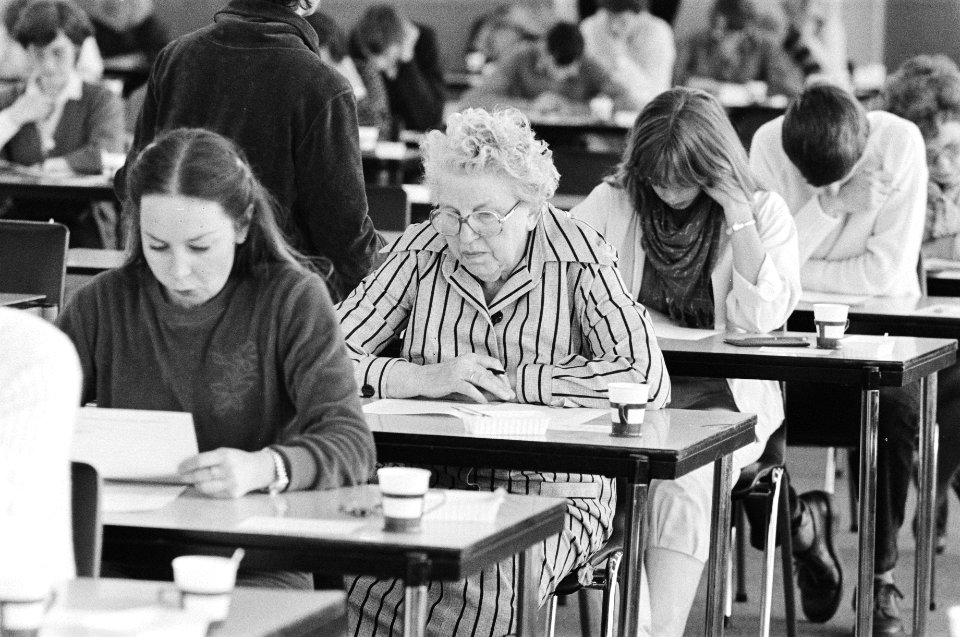 Eindexamen MAVO voor volwassenen in Amsterdam volwassenen tijdens examen, Bestanddeelnr 932-1358