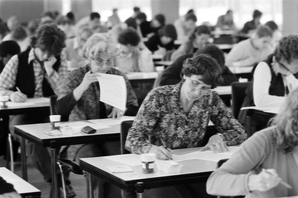 Eindexamen MAVO voor volwassenen in Amsterdam volwassenen tijdens examen, Bestanddeelnr 932-1360